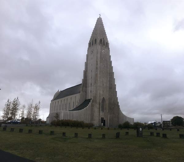 Stor kyrka på Island.